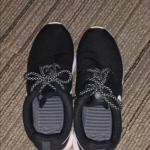 Women’s Nike Shoes - Picture 4 of 4